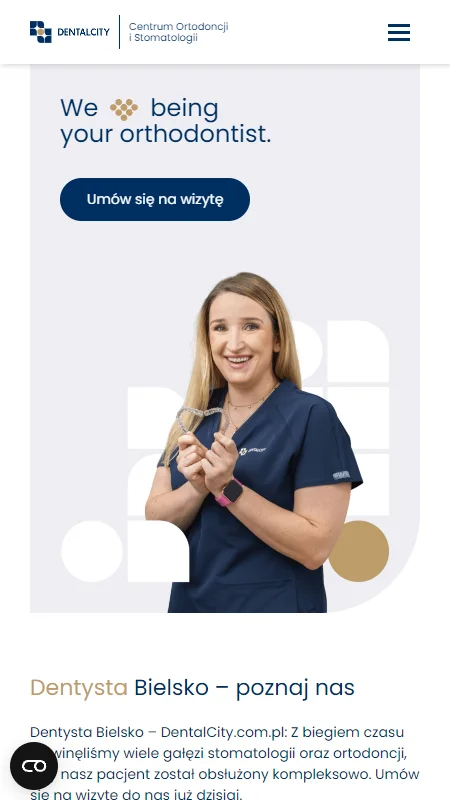 Strona internetowa DentalCity, Centrum Ortodoncji i Stomatologii, przedstawiająca uśmiechniętą dentystkę trzymającą aparat ortodontyczny oraz przycisk umożliwiający umówienie wizyty.